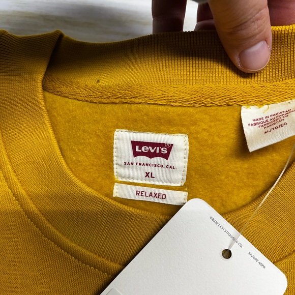 NWT Levi’s Men Crewneck Relaxed Fit Sweatshirt in Gold Size XL - Picture 8 of 9